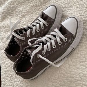 Light brown or green Converse all star sneakers! Depends on the lighting 🤣